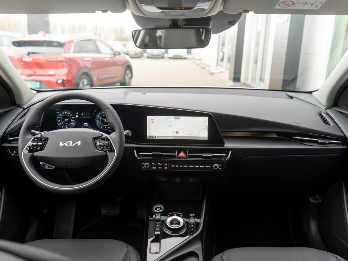 Light Advanced 64.8 kWh | Uit voorraad leverbaar | Navi. | Carplay | Adapt. Cruise | Clima. | Keyless | Camera