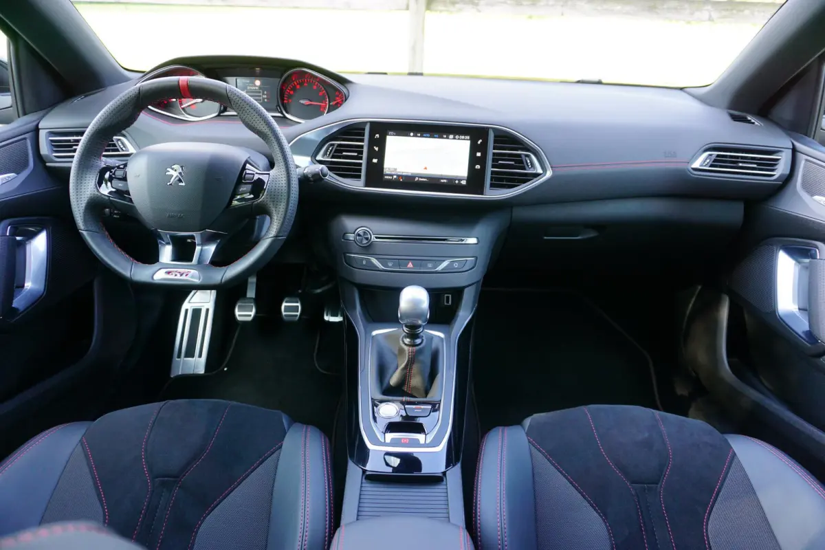 1.6 e-THP GTi 270 Nieuwstaat |20.455 km !! UNIEK |272 pk |Coupe Franche |Denon |Verwarmde stoelen met massage |Full LED koplampen |1e eigenaar |Collectors item VOL VOL OPTIE S