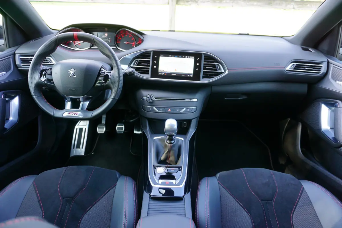 1.6 e-THP GTi 270 Nieuwstaat |20.455 km !! UNIEK |272 pk |Coupe Franche |Denon |Verwarmde stoelen met massage |Full LED koplampen |1e eigenaar |Collectors item VOL VOL OPTIE S