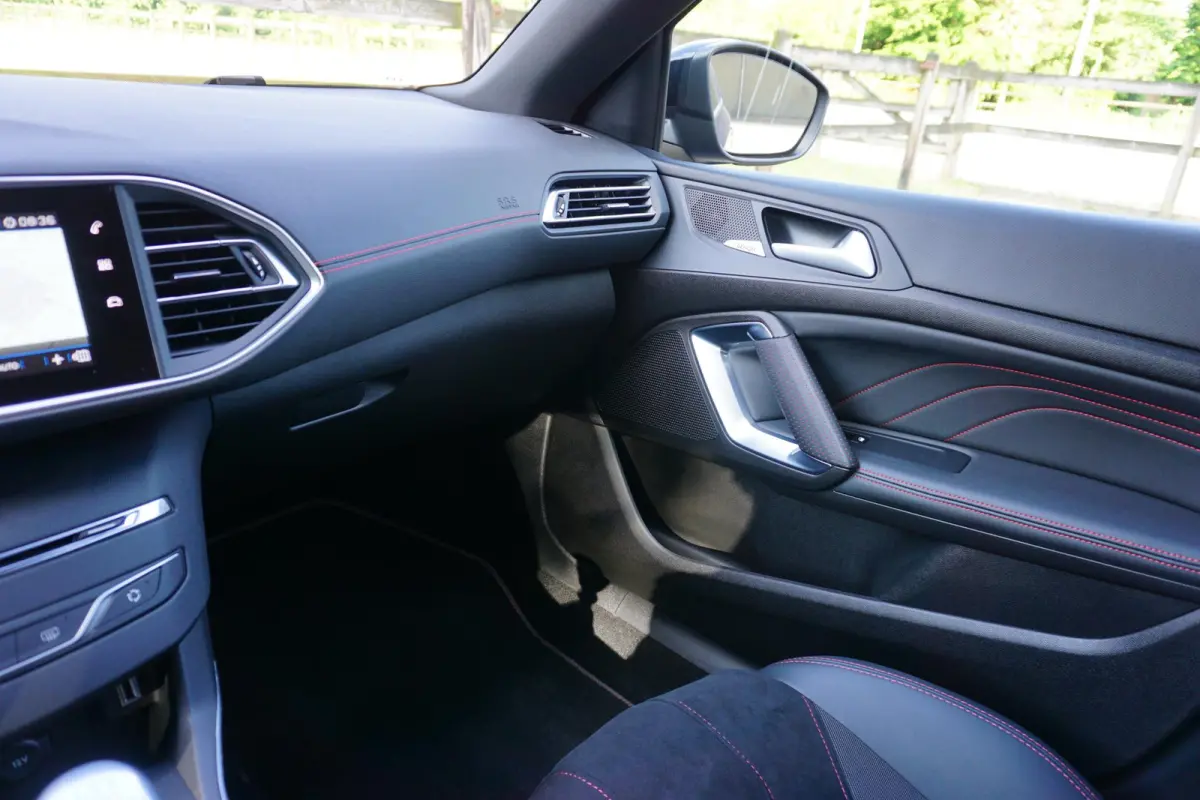 1.6 e-THP GTi 270 Nieuwstaat |20.455 km !! UNIEK |272 pk |Coupe Franche |Denon |Verwarmde stoelen met massage |Full LED koplampen |1e eigenaar |Collectors item VOL VOL OPTIE S