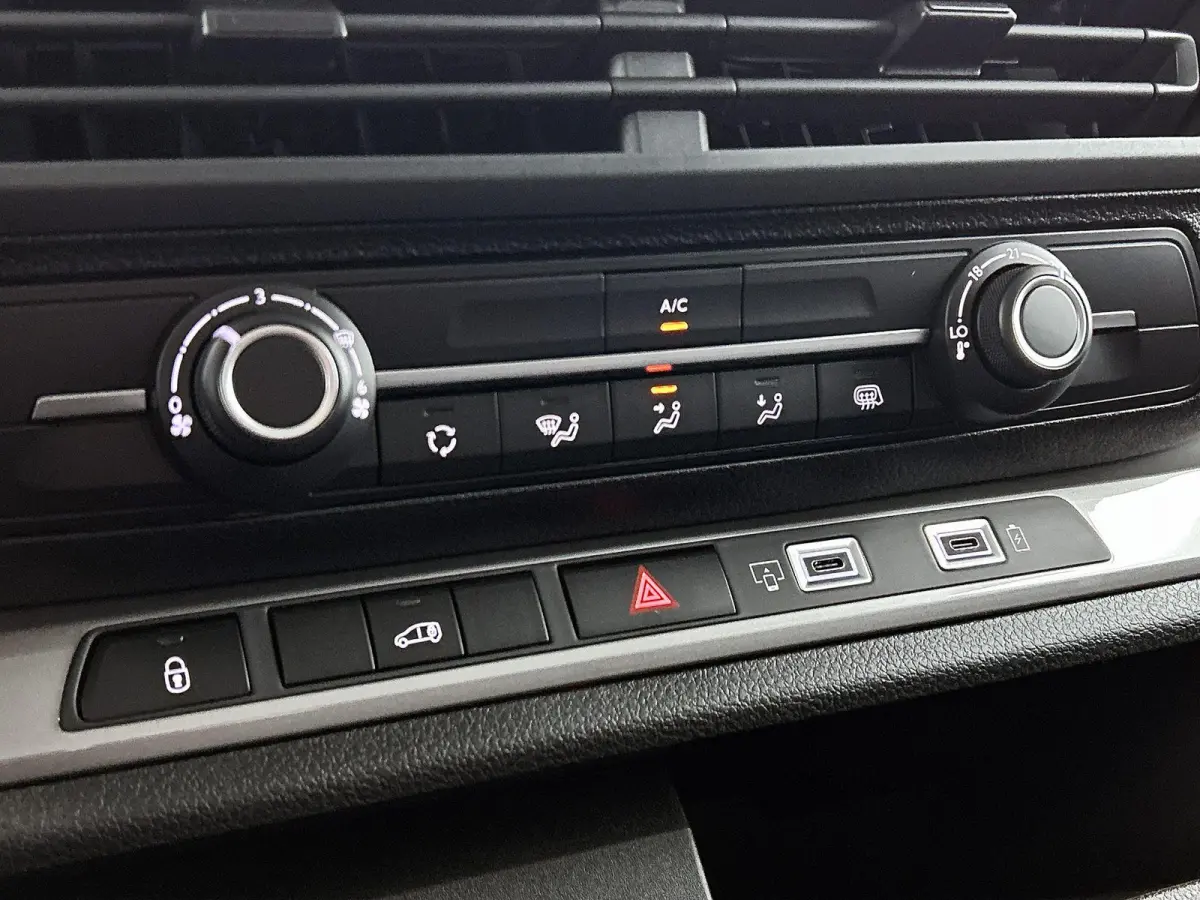 L3H1 75 kWh 136pk Automaat | Apple Carplay | Android Auto | Cruise Control | Lichtmetalen velgen | LED | Camera | Houtenvloer | Climate control |