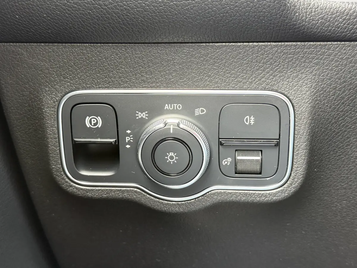 200 Business Solution AMG | Trekhaak | MultiBeam LED | Camera | DAB+ | 19 inch