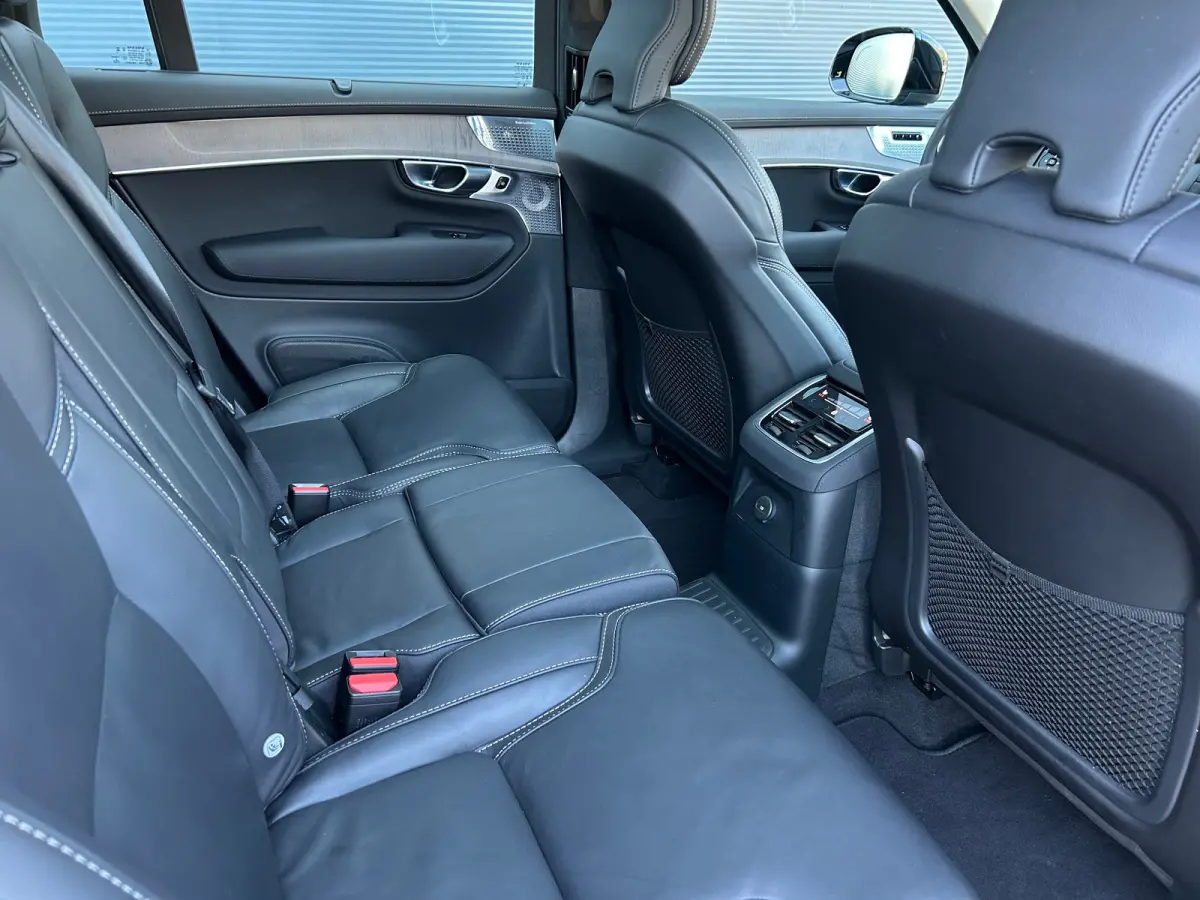 2.0 T8 Plug-in hybrid AWD Ultra Dark | All-seasons | Luchtvering | Massage | Trekhaak | Bowers&Wilkins | Aurora Silver | Gelamineerd glas |