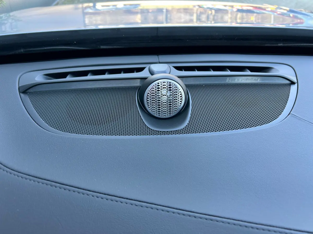 2.0 T8 Plug-in hybrid AWD Ultra Dark | All-seasons | Luchtvering | Massage | Trekhaak | Bowers&Wilkins | Aurora Silver | Gelamineerd glas |