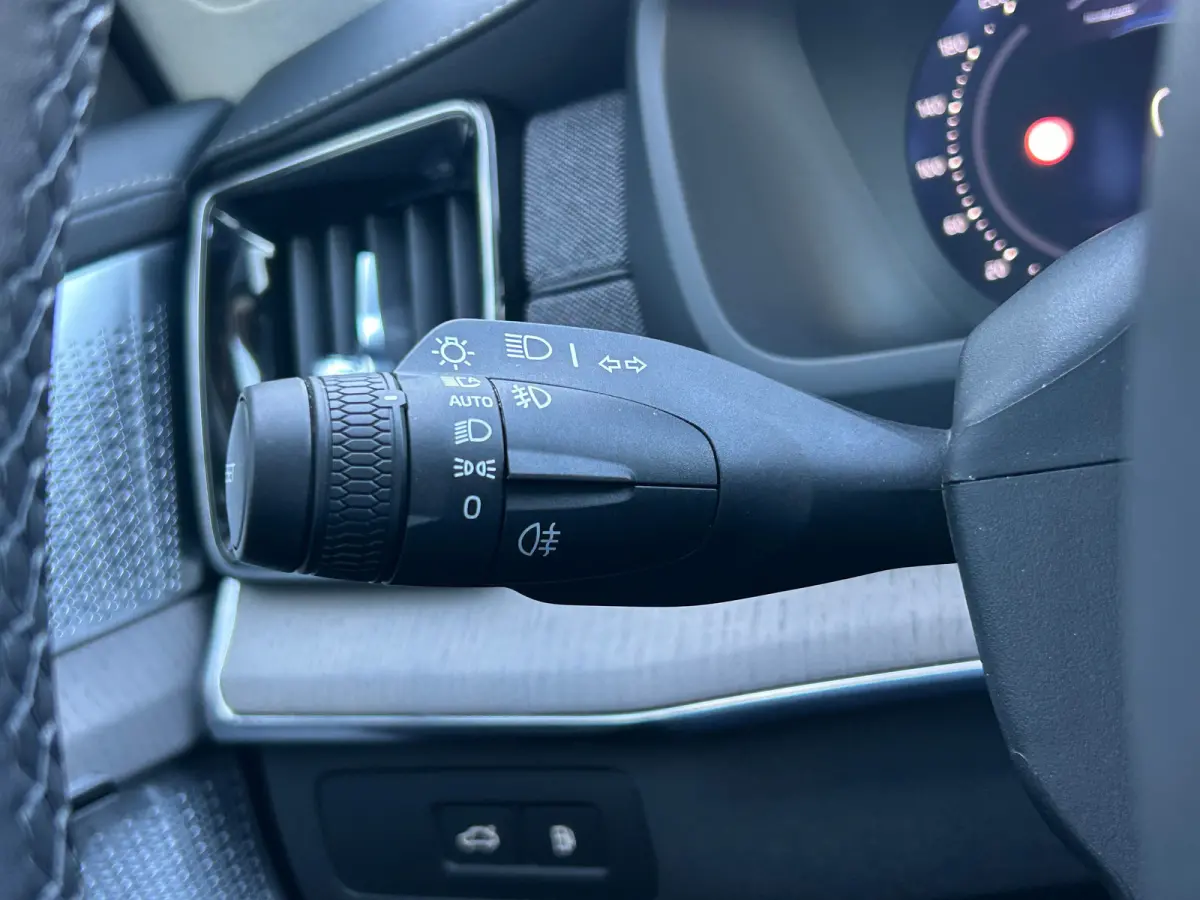 2.0 T8 Plug-in hybrid AWD Ultra Dark | All-seasons | Luchtvering | Massage | Trekhaak | Bowers&Wilkins | Aurora Silver | Gelamineerd glas |