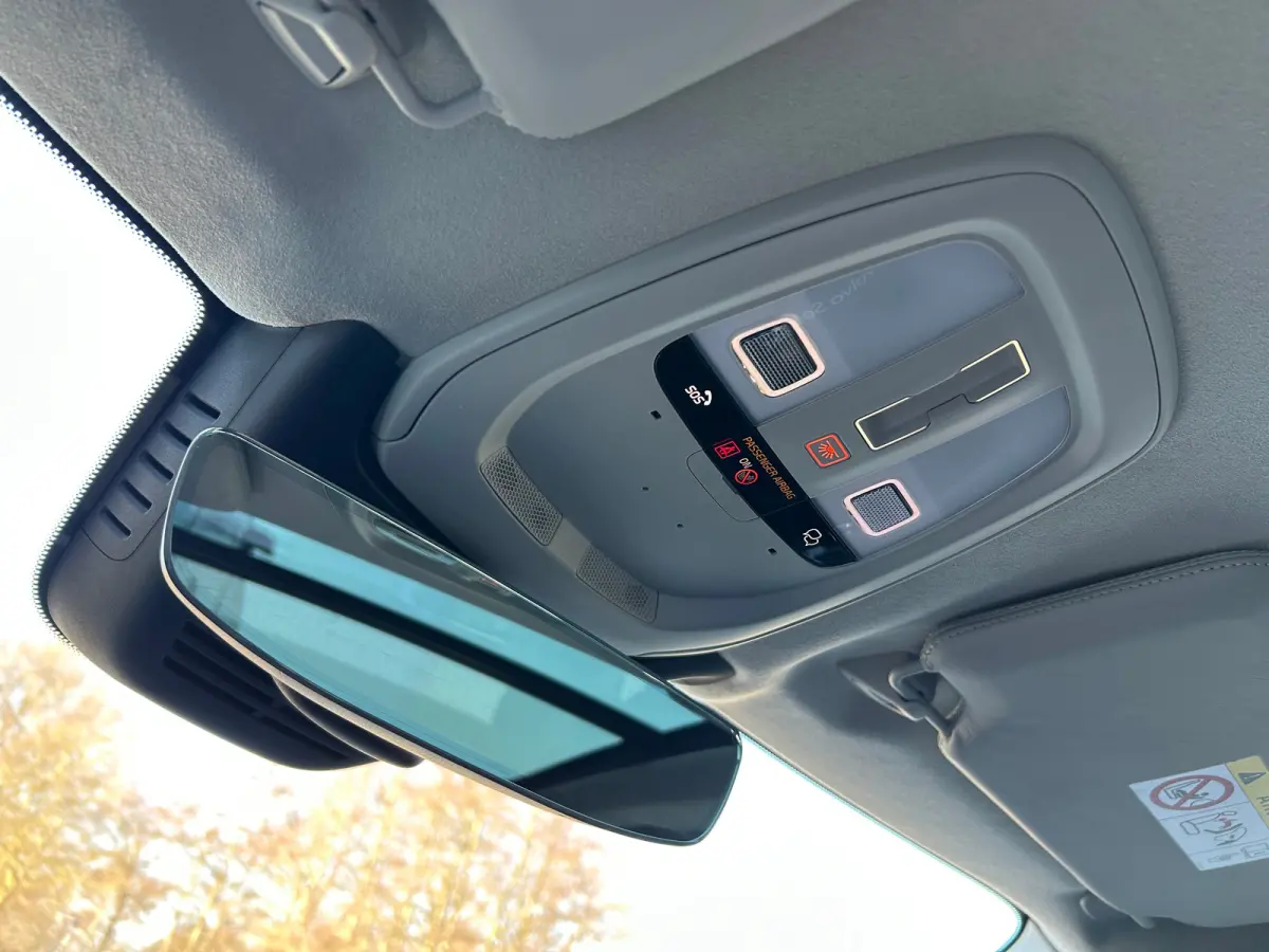 2.0 T8 Plug-in hybrid AWD Ultra Dark | All-seasons | Luchtvering | Massage | Trekhaak | Bowers&Wilkins | Aurora Silver | Gelamineerd glas |