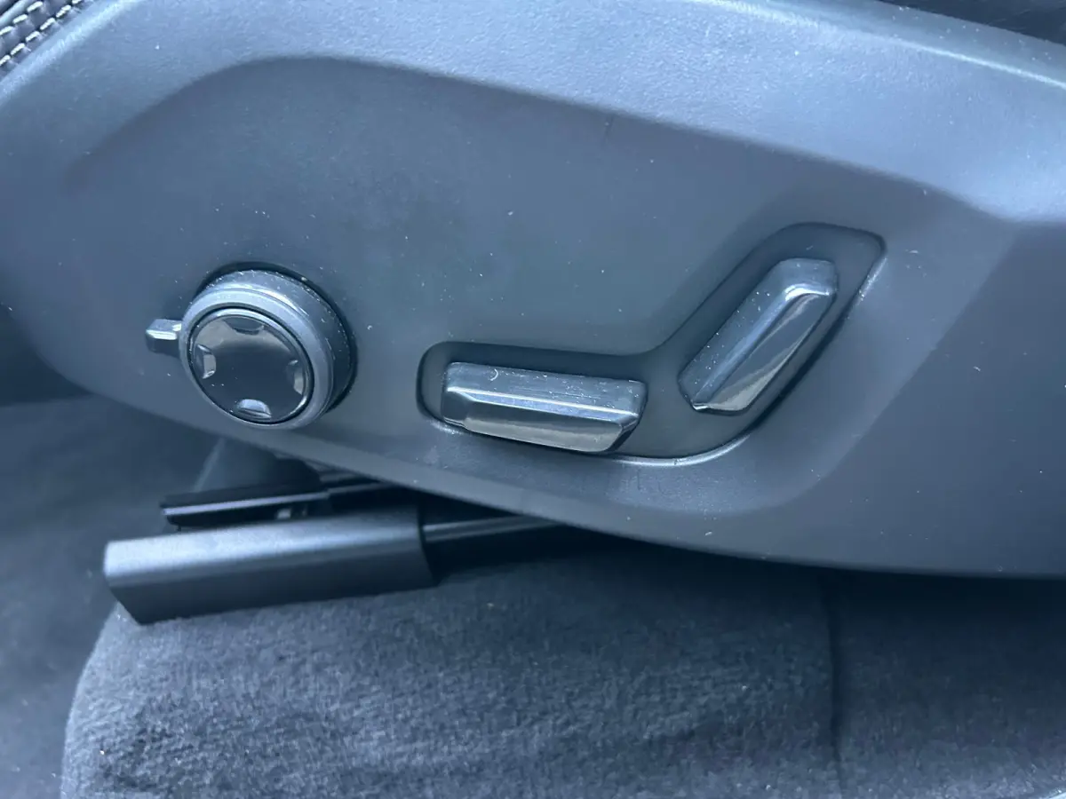 2.0 T8 Plug-in hybrid AWD Ultra Dark | All-seasons | Luchtvering | Massage | Trekhaak | Bowers&Wilkins | Aurora Silver | Gelamineerd glas |