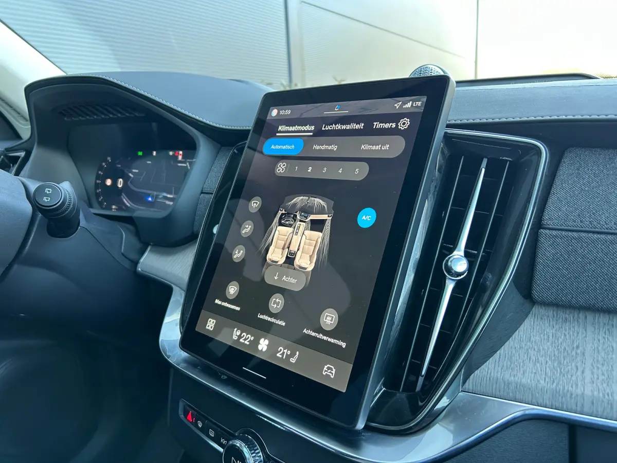 2.0 T8 Plug-in hybrid AWD Ultra Dark | All-seasons | Luchtvering | Massage | Trekhaak | Bowers&Wilkins | Aurora Silver | Gelamineerd glas |