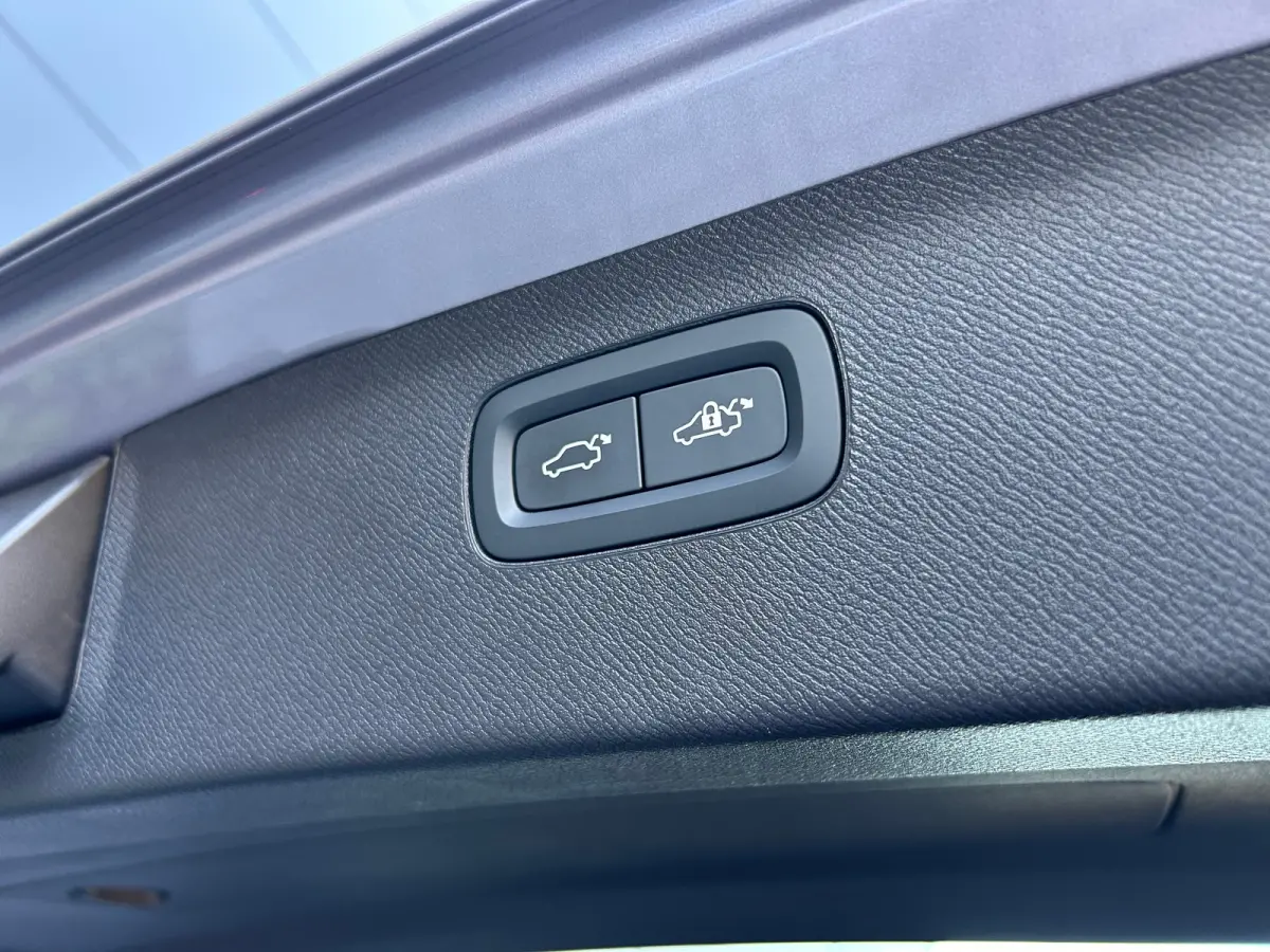 2.0 T8 Plug-in hybrid AWD Ultra Dark | All-seasons | Luchtvering | Massage | Trekhaak | Bowers&Wilkins | Aurora Silver | Gelamineerd glas |