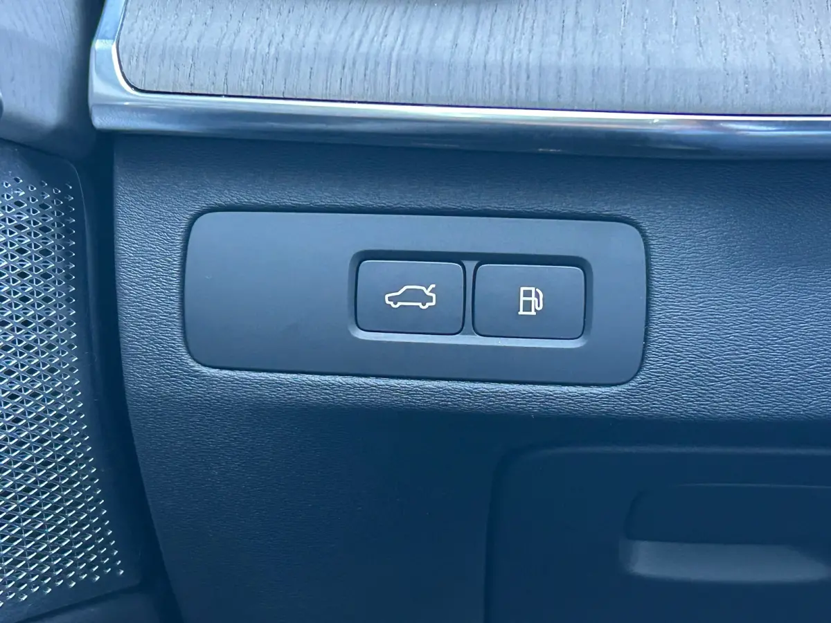 2.0 T8 Plug-in hybrid AWD Ultra Dark | All-seasons | Luchtvering | Massage | Trekhaak | Bowers&Wilkins | Aurora Silver | Gelamineerd glas |