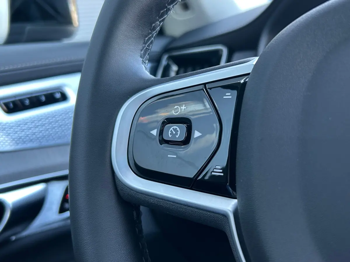 2.0 T8 Plug-in hybrid AWD Ultra Dark | All-seasons | Luchtvering | Massage | Trekhaak | Bowers&Wilkins | Aurora Silver | Gelamineerd glas |