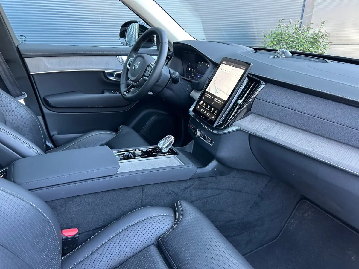 2.0 T8 Plug-in hybrid AWD Ultra Dark | All-seasons | Luchtvering | Massage | Trekhaak | Bowers&Wilkins | Aurora Silver | Gelamineerd glas |