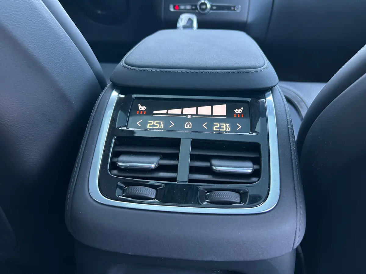 2.0 T8 Plug-in hybrid AWD Ultra Dark | All-seasons | Luchtvering | Massage | Trekhaak | Bowers&Wilkins | Aurora Silver | Gelamineerd glas |