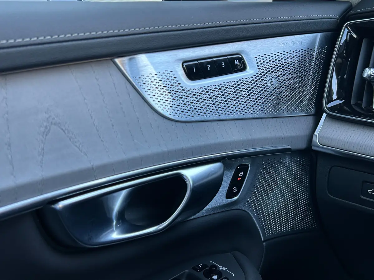 2.0 T8 Plug-in hybrid AWD Ultra Dark | All-seasons | Luchtvering | Massage | Trekhaak | Bowers&Wilkins | Aurora Silver | Gelamineerd glas |