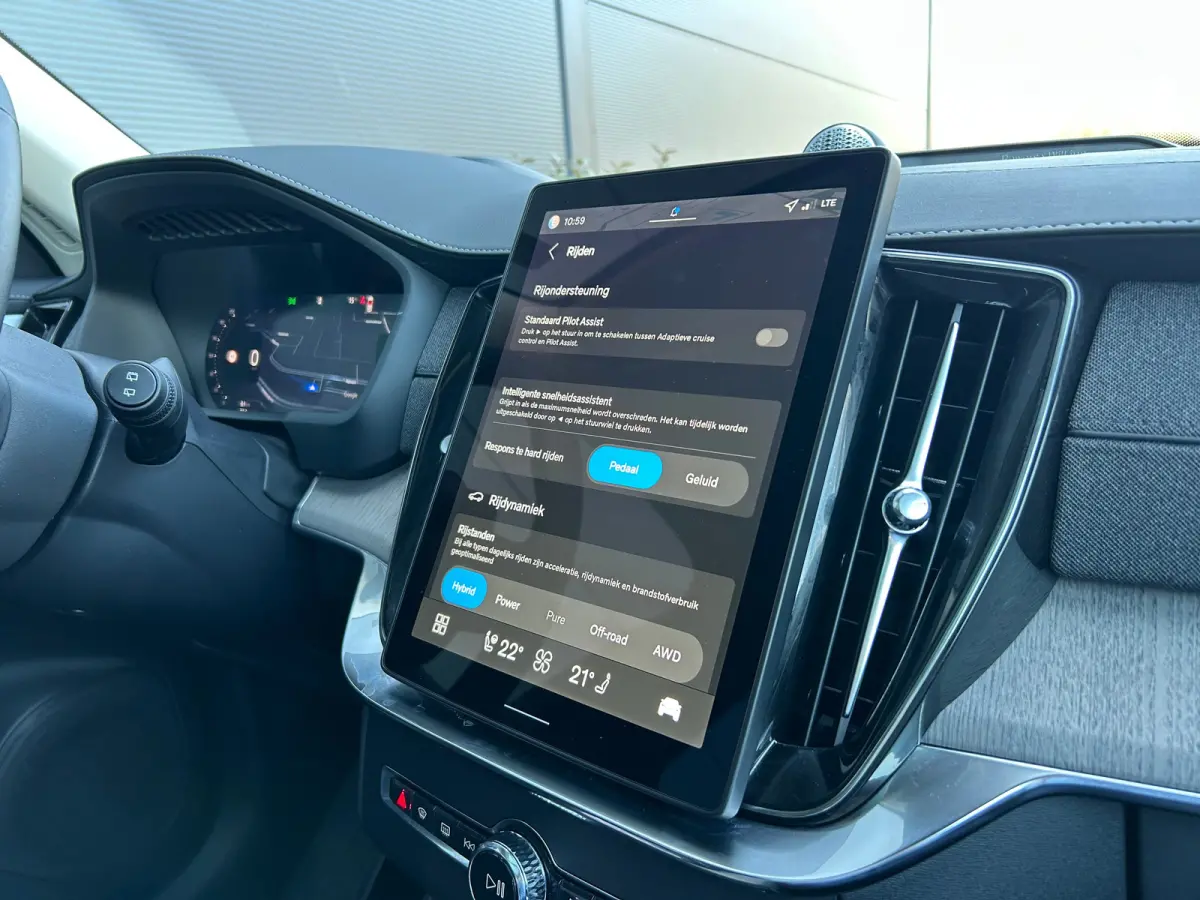 2.0 T8 Plug-in hybrid AWD Ultra Dark | All-seasons | Luchtvering | Massage | Trekhaak | Bowers&Wilkins | Aurora Silver | Gelamineerd glas |