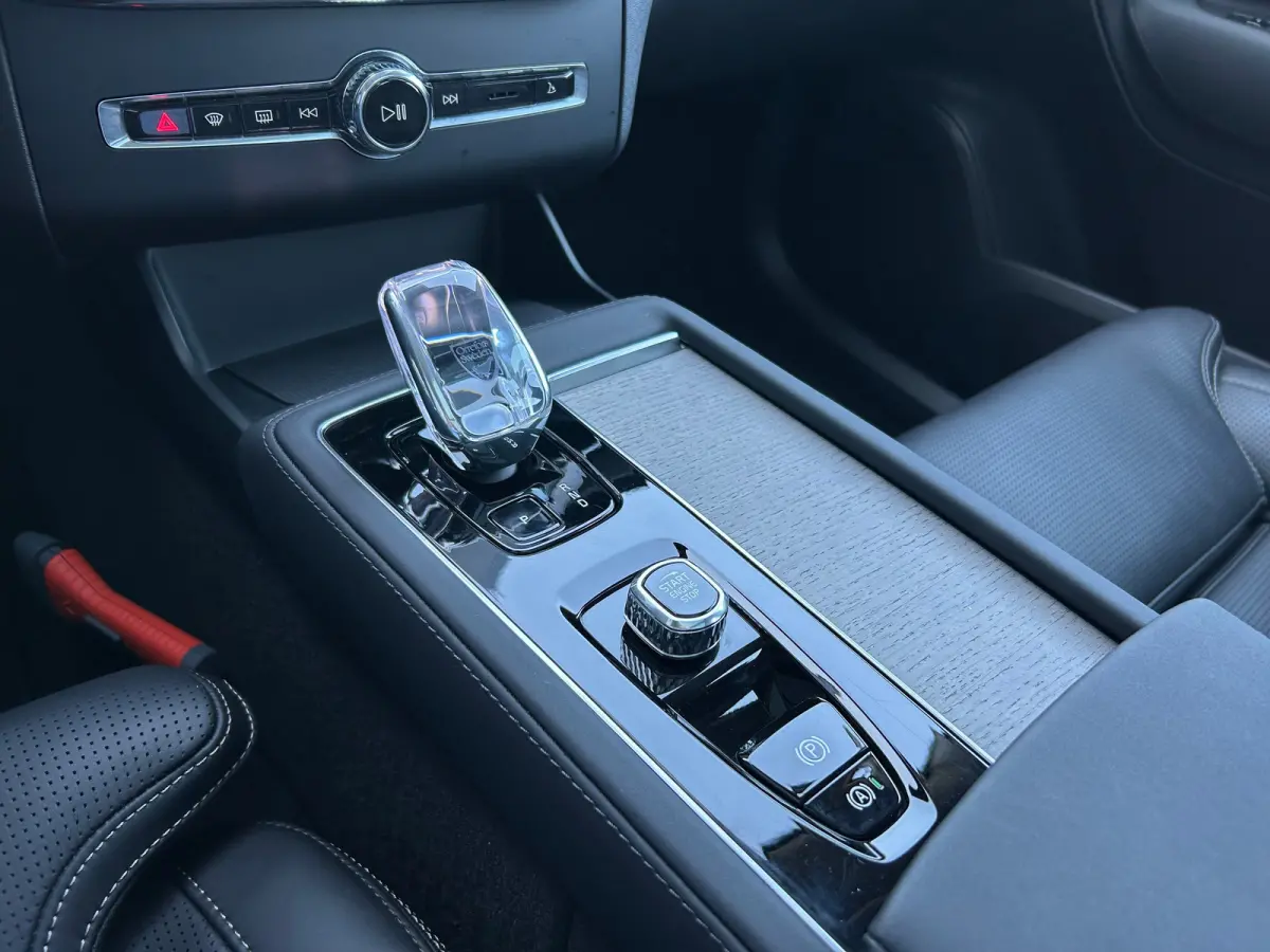 2.0 T8 Plug-in hybrid AWD Ultra Dark | All-seasons | Luchtvering | Massage | Trekhaak | Bowers&Wilkins | Aurora Silver | Gelamineerd glas |