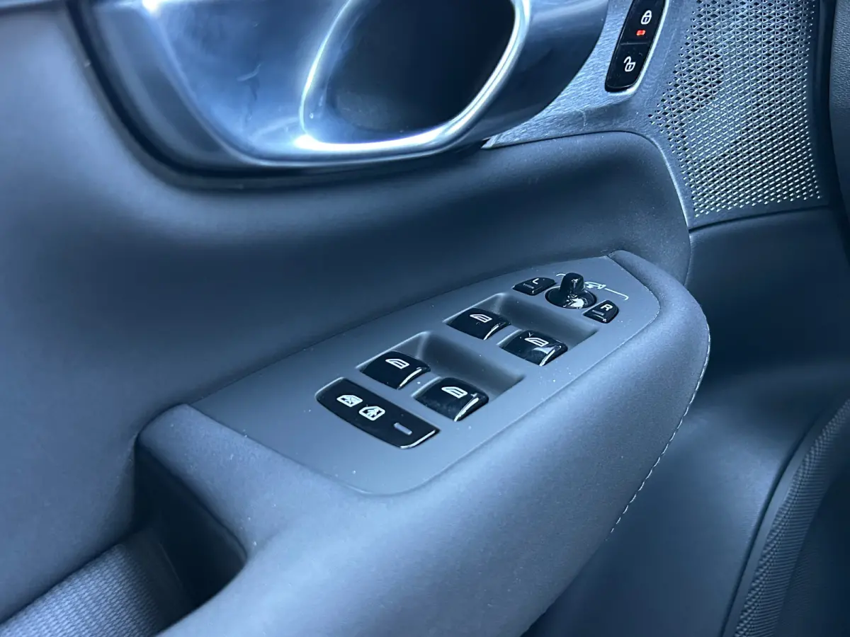 2.0 T8 Plug-in hybrid AWD Ultra Dark | All-seasons | Luchtvering | Massage | Trekhaak | Bowers&Wilkins | Aurora Silver | Gelamineerd glas |