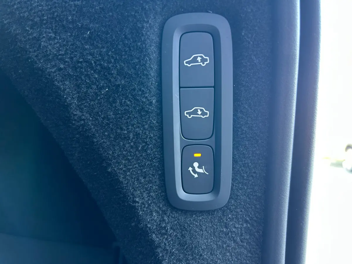 2.0 T8 Plug-in hybrid AWD Ultra Dark | All-seasons | Luchtvering | Massage | Trekhaak | Bowers&Wilkins | Aurora Silver | Gelamineerd glas |