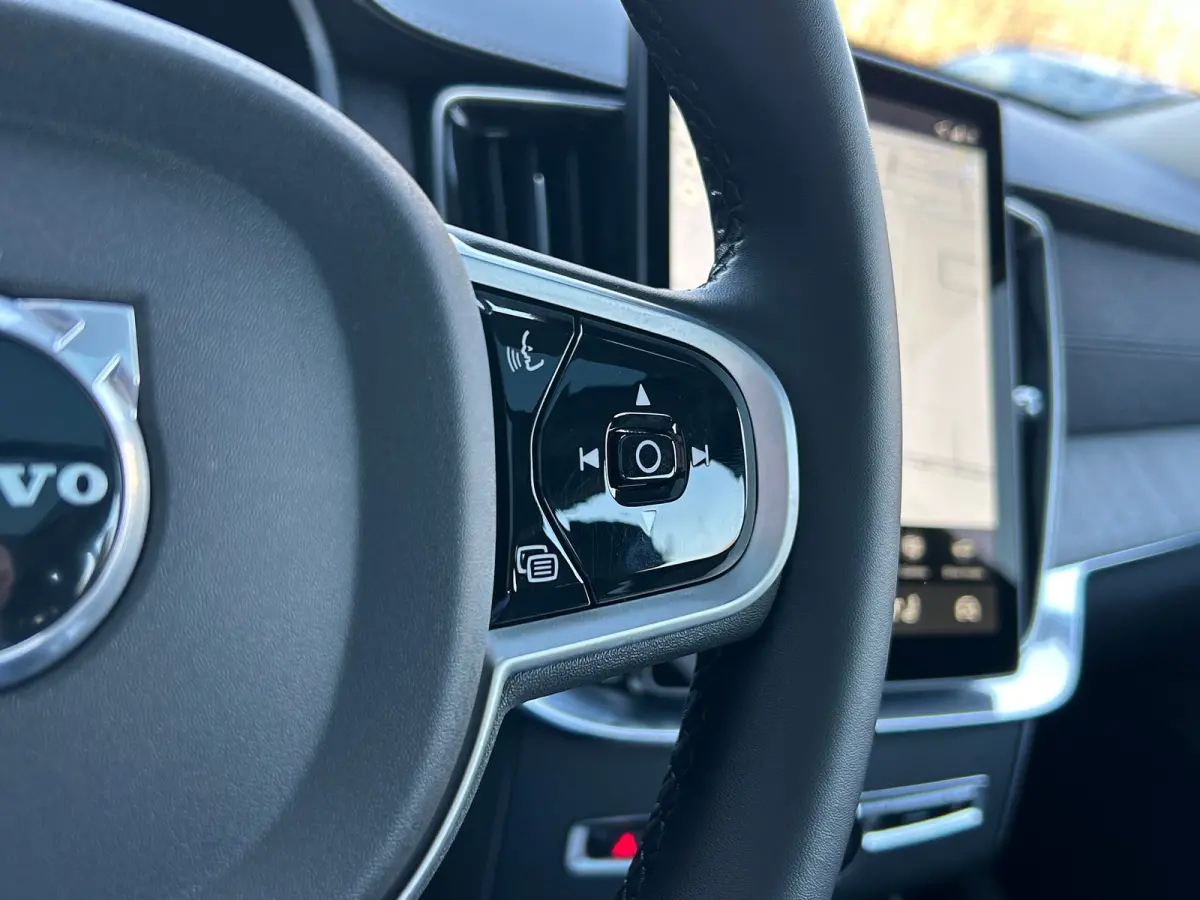 2.0 T8 Plug-in hybrid AWD Ultra Dark | All-seasons | Luchtvering | Massage | Trekhaak | Bowers&Wilkins | Aurora Silver | Gelamineerd glas |