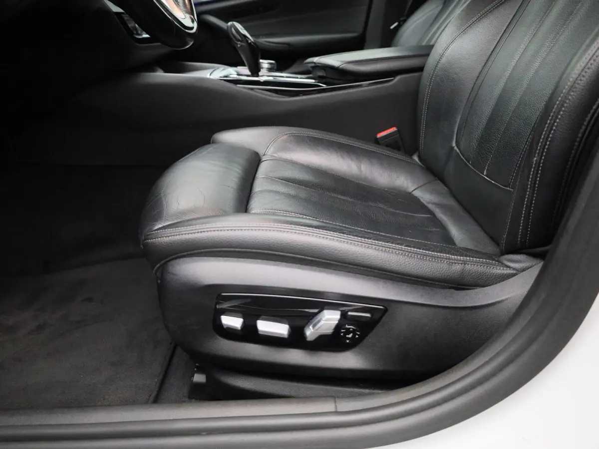 520i High Executive | LEDER | MEMORY STOEL | CAMERA | NAVIGATIE | STOELVERWARMING