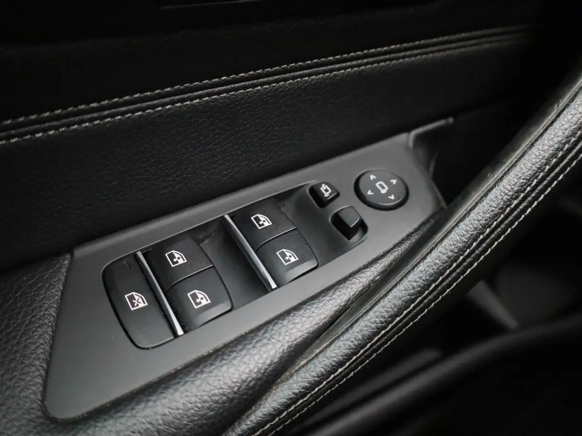 520i High Executive | LEDER | MEMORY STOEL | CAMERA | NAVIGATIE | STOELVERWARMING