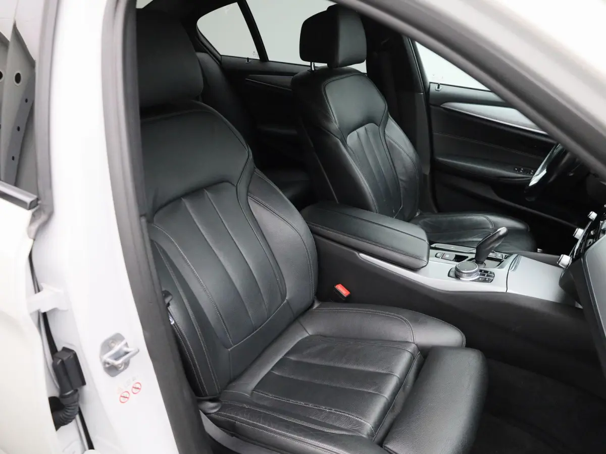 520i High Executive | LEDER | MEMORY STOEL | CAMERA | NAVIGATIE | STOELVERWARMING