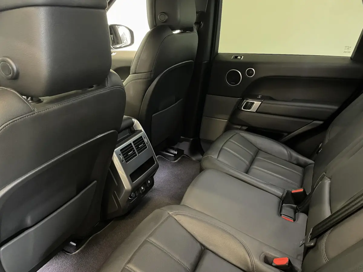 P400e SE Black Pack Navigatie Apple Carplay/Android Auto Camera Parkeersensoren Meridian Sound System LED koplampen Cruise Control 21"lichtmetalen velgen Climate Control  Getinte ramen