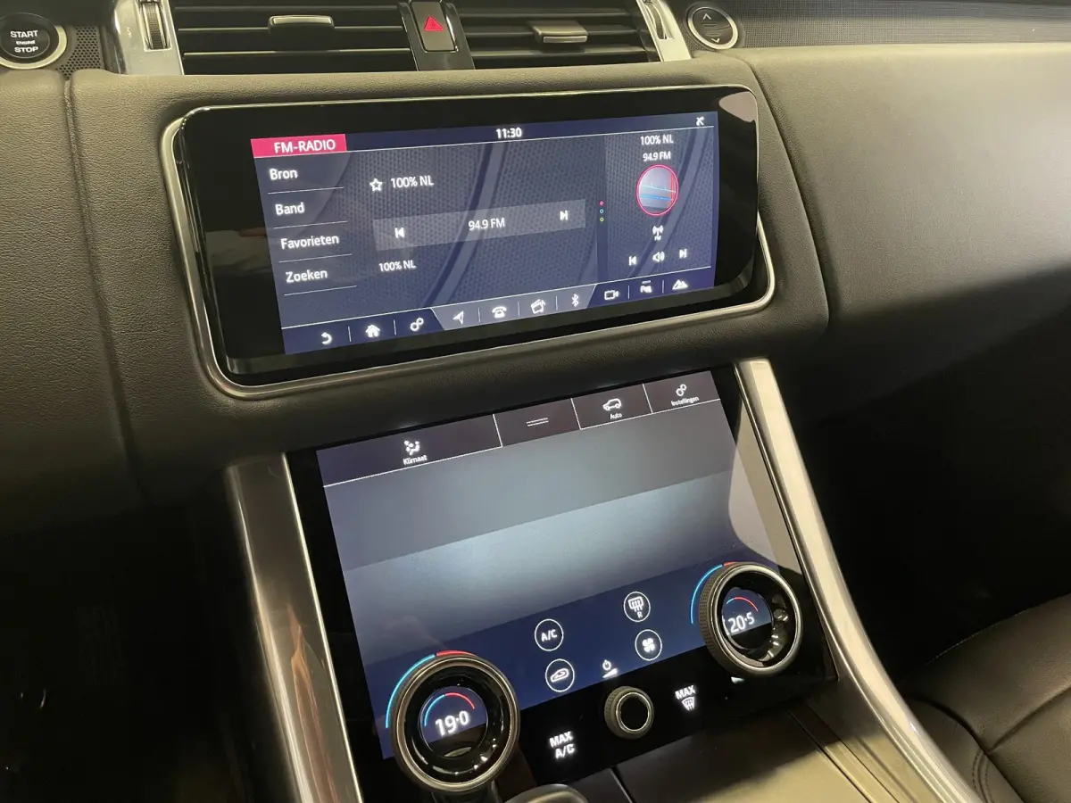 P400e SE Black Pack Navigatie Apple Carplay/Android Auto Camera Parkeersensoren Meridian Sound System LED koplampen Cruise Control 21"lichtmetalen velgen Climate Control  Getinte ramen