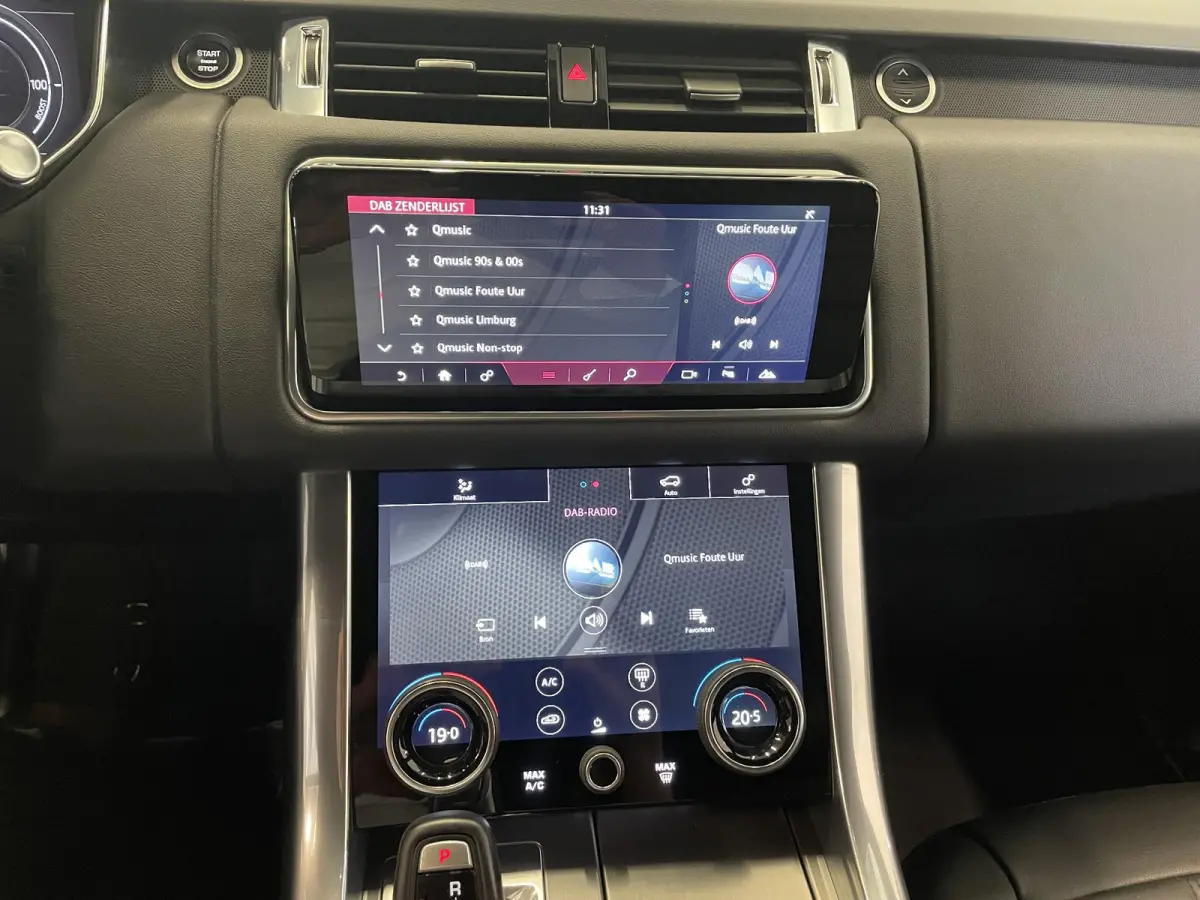 P400e SE Black Pack Navigatie Apple Carplay/Android Auto Camera Parkeersensoren Meridian Sound System LED koplampen Cruise Control 21"lichtmetalen velgen Climate Control  Getinte ramen