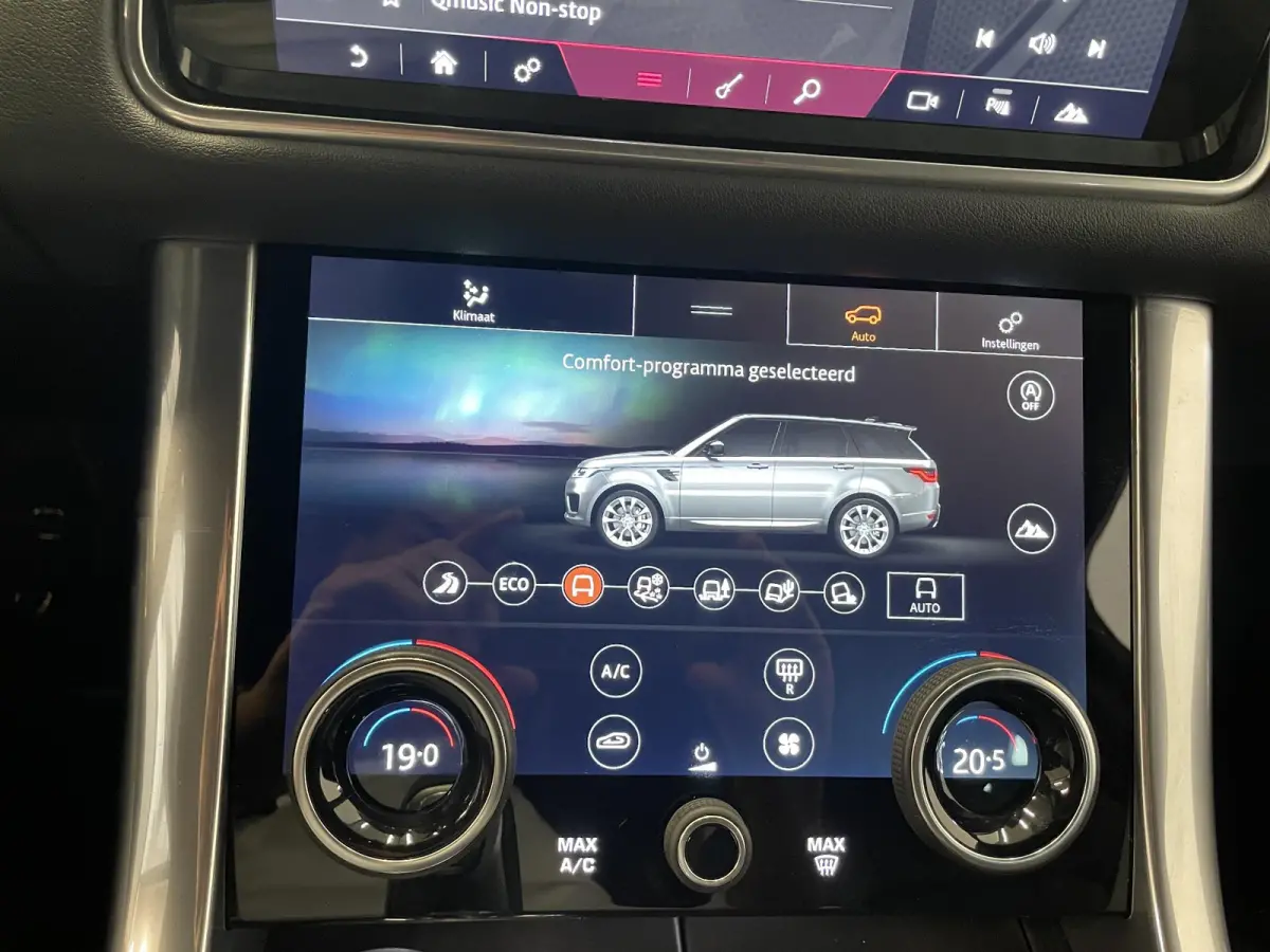 P400e SE Black Pack Navigatie Apple Carplay/Android Auto Camera Parkeersensoren Meridian Sound System LED koplampen Cruise Control 21"lichtmetalen velgen Climate Control  Getinte ramen