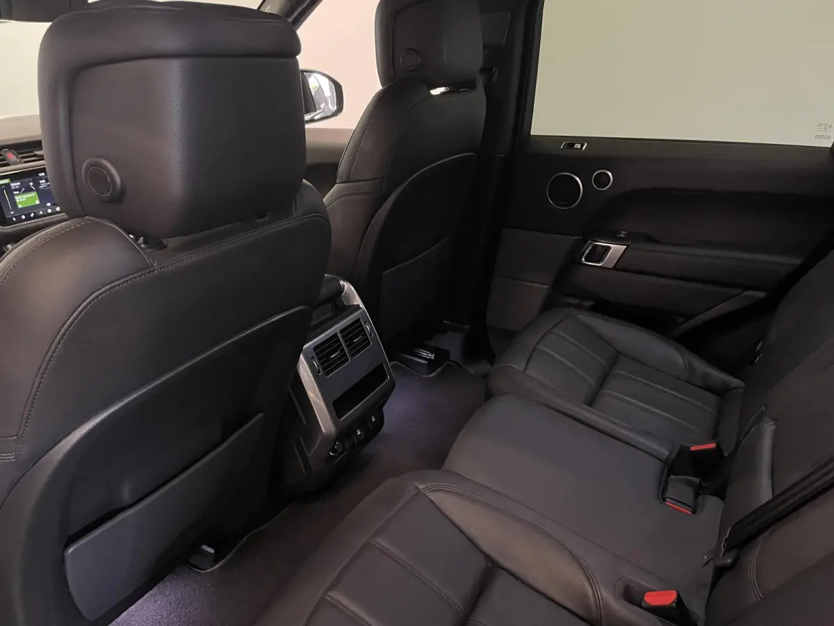 P400e SE Black Pack Navigatie Apple Carplay/Android Auto Camera Parkeersensoren Meridian Sound System LED koplampen Cruise Control 21"lichtmetalen velgen Climate Control  Getinte ramen