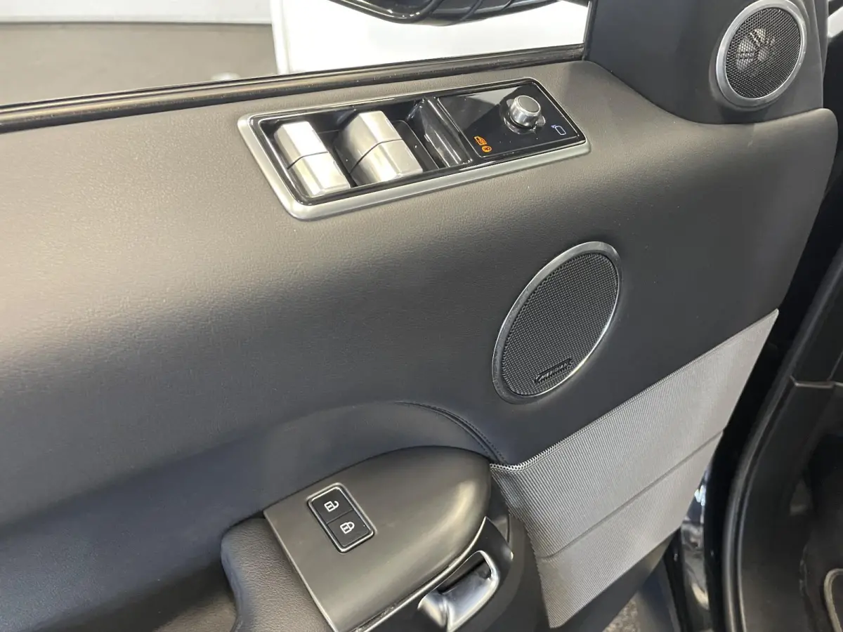 P400e SE Black Pack Navigatie Apple Carplay/Android Auto Camera Parkeersensoren Meridian Sound System LED koplampen Cruise Control 21"lichtmetalen velgen Climate Control  Getinte ramen