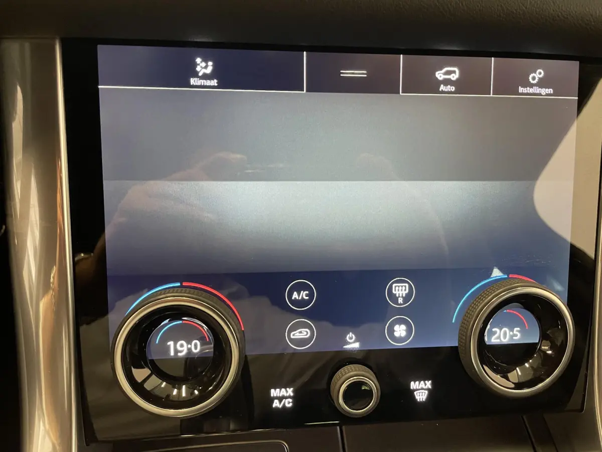 P400e SE Black Pack Navigatie Apple Carplay/Android Auto Camera Parkeersensoren Meridian Sound System LED koplampen Cruise Control 21"lichtmetalen velgen Climate Control  Getinte ramen