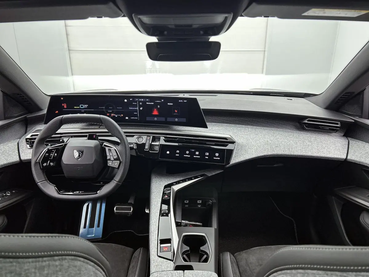 GT Plug-in Hybrid 195 e-DCS7 | Voorraad Model | Navigatie | Panoramisch Schuifdak | Elektrisch Verstelbare Voorstoelen | 360 °C Camera | Handsfree Kofferbak |