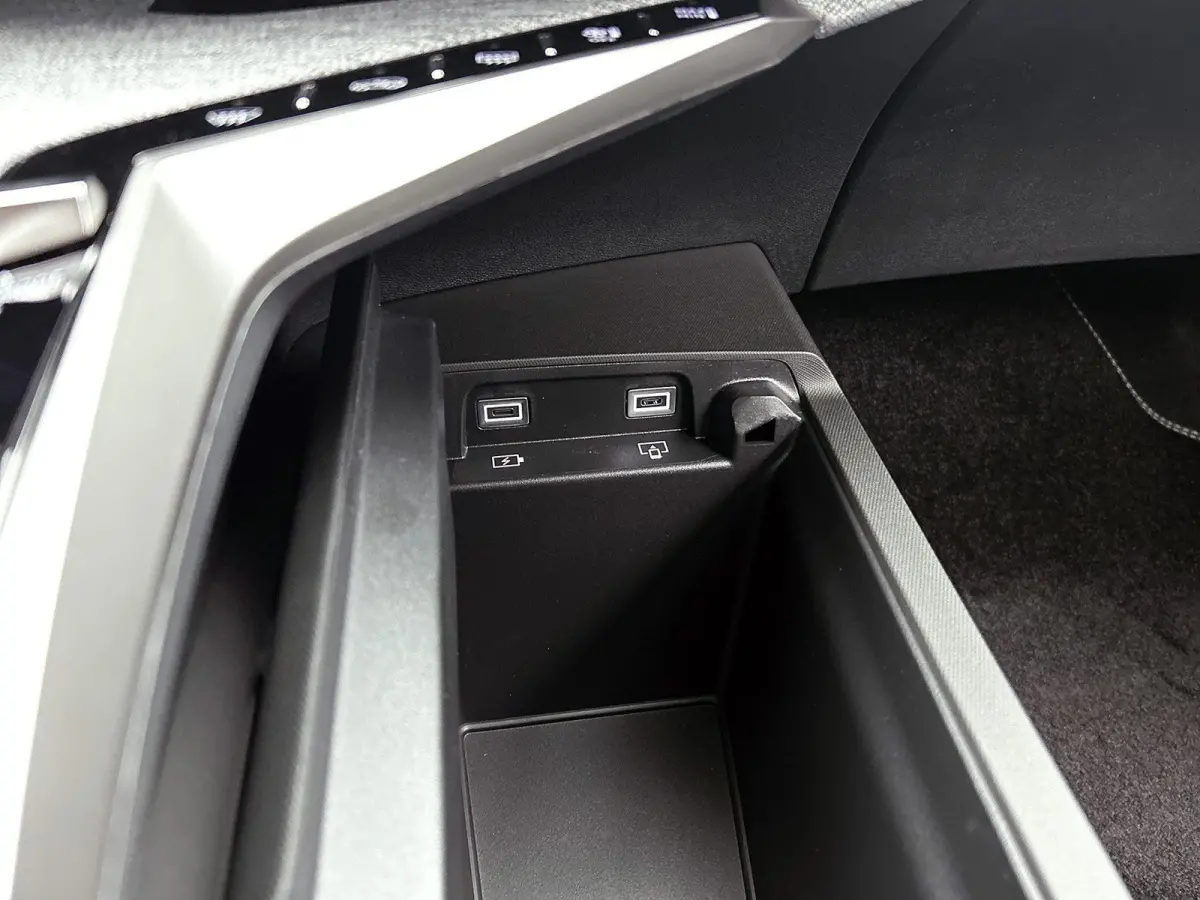 GT Plug-in Hybrid 195 e-DCS7 | Voorraad Model | Navigatie | Panoramisch Schuifdak | Elektrisch Verstelbare Voorstoelen | 360 °C Camera | Handsfree Kofferbak |