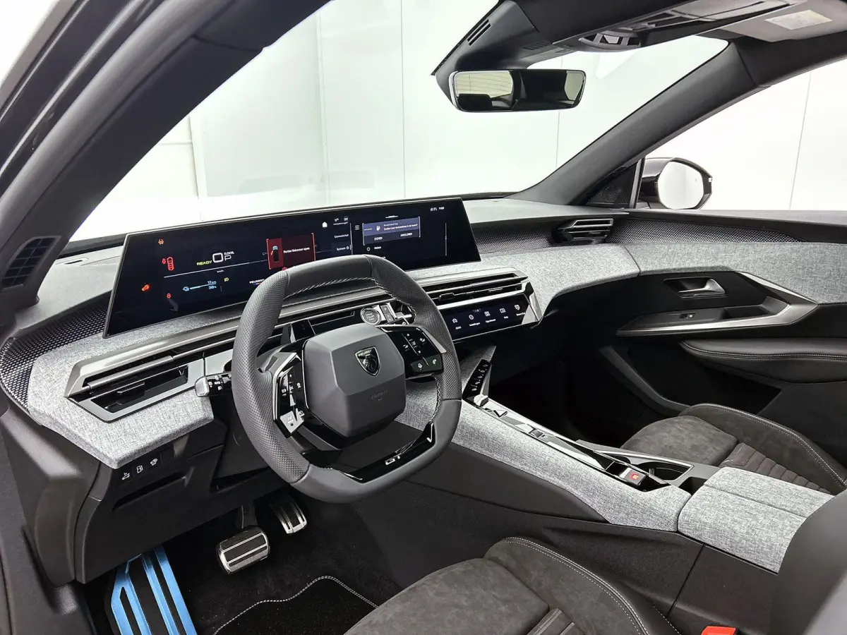 GT Plug-in Hybrid 195 e-DCS7 | Voorraad Model | Navigatie | Panoramisch Schuifdak | Elektrisch Verstelbare Voorstoelen | 360 °C Camera | Handsfree Kofferbak |