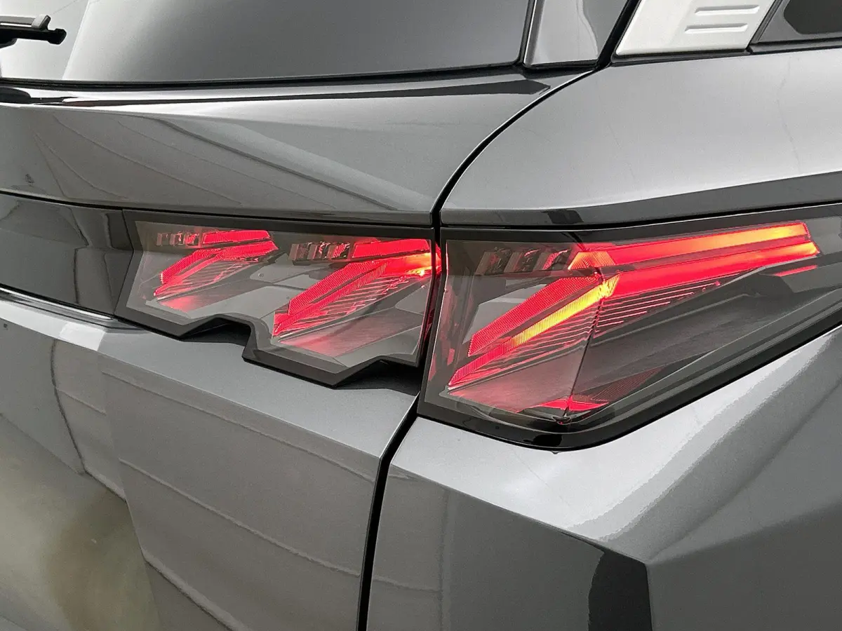 GT Plug-in Hybrid 195 e-DCS7 | Voorraad Model | Navigatie | Panoramisch Schuifdak | Elektrisch Verstelbare Voorstoelen | 360 °C Camera | Handsfree Kofferbak |