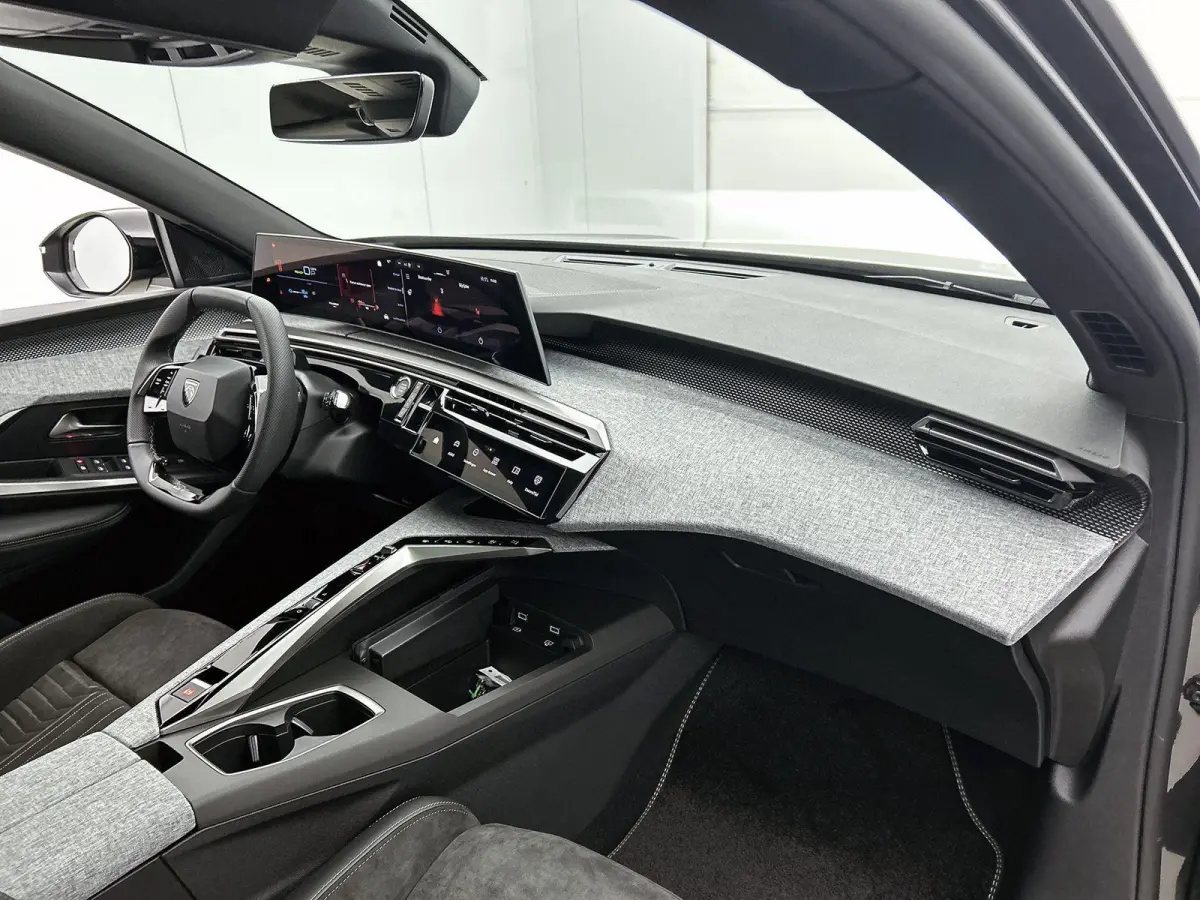 GT Plug-in Hybrid 195 e-DCS7 | Voorraad Model | Navigatie | Panoramisch Schuifdak | Elektrisch Verstelbare Voorstoelen | 360 °C Camera | Handsfree Kofferbak |