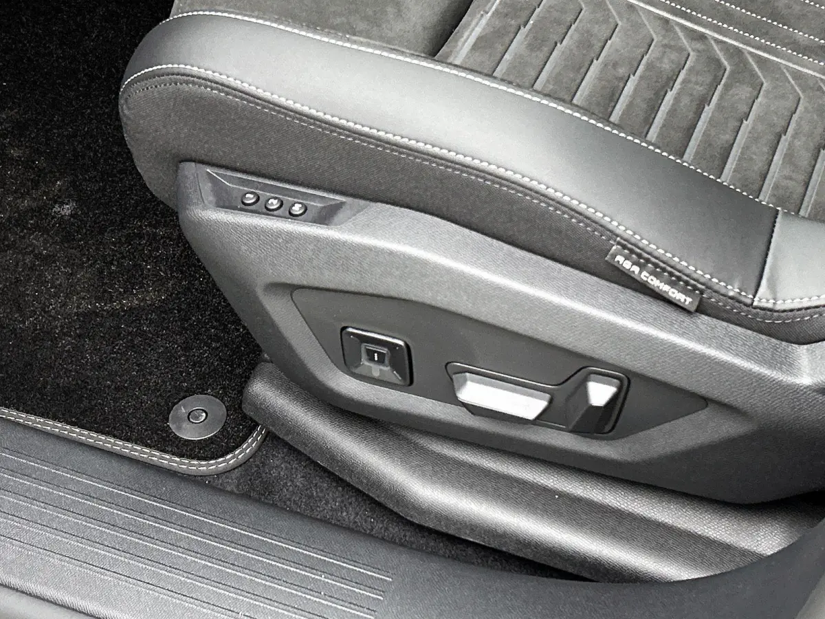 GT Plug-in Hybrid 195 e-DCS7 | Voorraad Model | Navigatie | Panoramisch Schuifdak | Elektrisch Verstelbare Voorstoelen | 360 °C Camera | Handsfree Kofferbak |