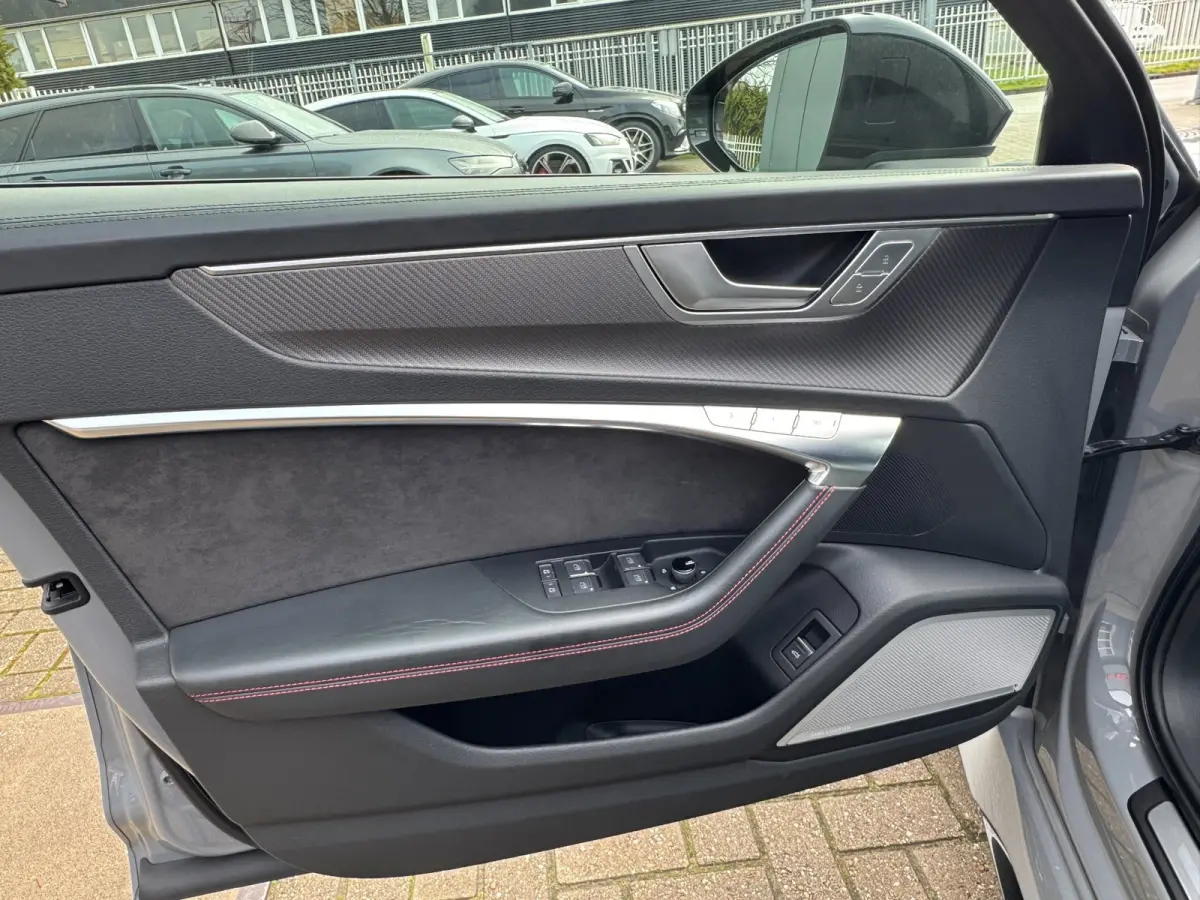 4.0 TFSI quattro Dynamic Plus / Pano / Night Vision / B&O 3D / Softclose / Keramisch / Carbon Pakket / Alcantara .