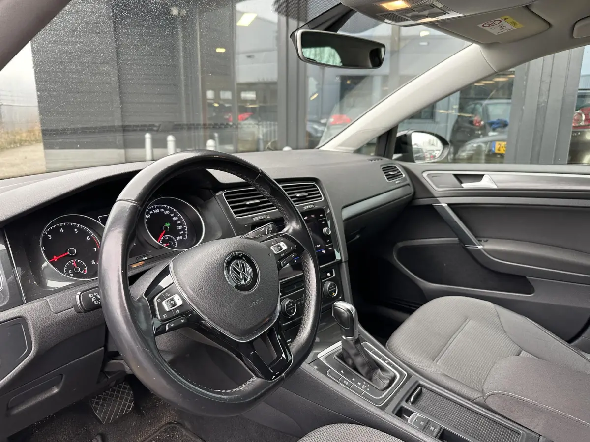 1.0 TSI Comfortline | Zeer Nette Staat | AUTOMAAT | NL AUTO | Parkeersensoren Voor en Achter | Adaptive Cruise Controle | All Season Banden | Navigatie | 2 Sleutels |