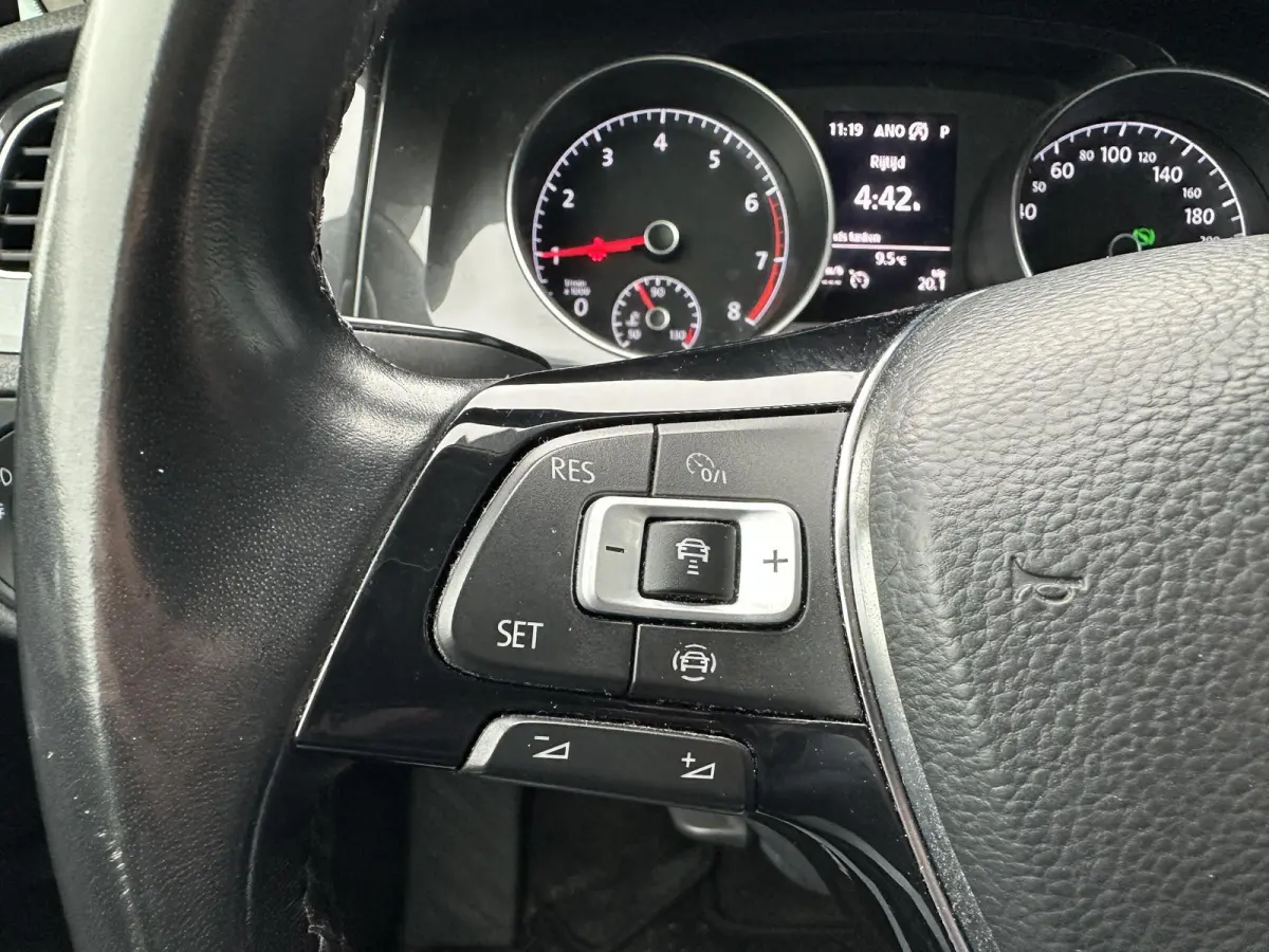 1.0 TSI Comfortline | Zeer Nette Staat | AUTOMAAT | NL AUTO | Parkeersensoren Voor en Achter | Adaptive Cruise Controle | All Season Banden | Navigatie | 2 Sleutels |
