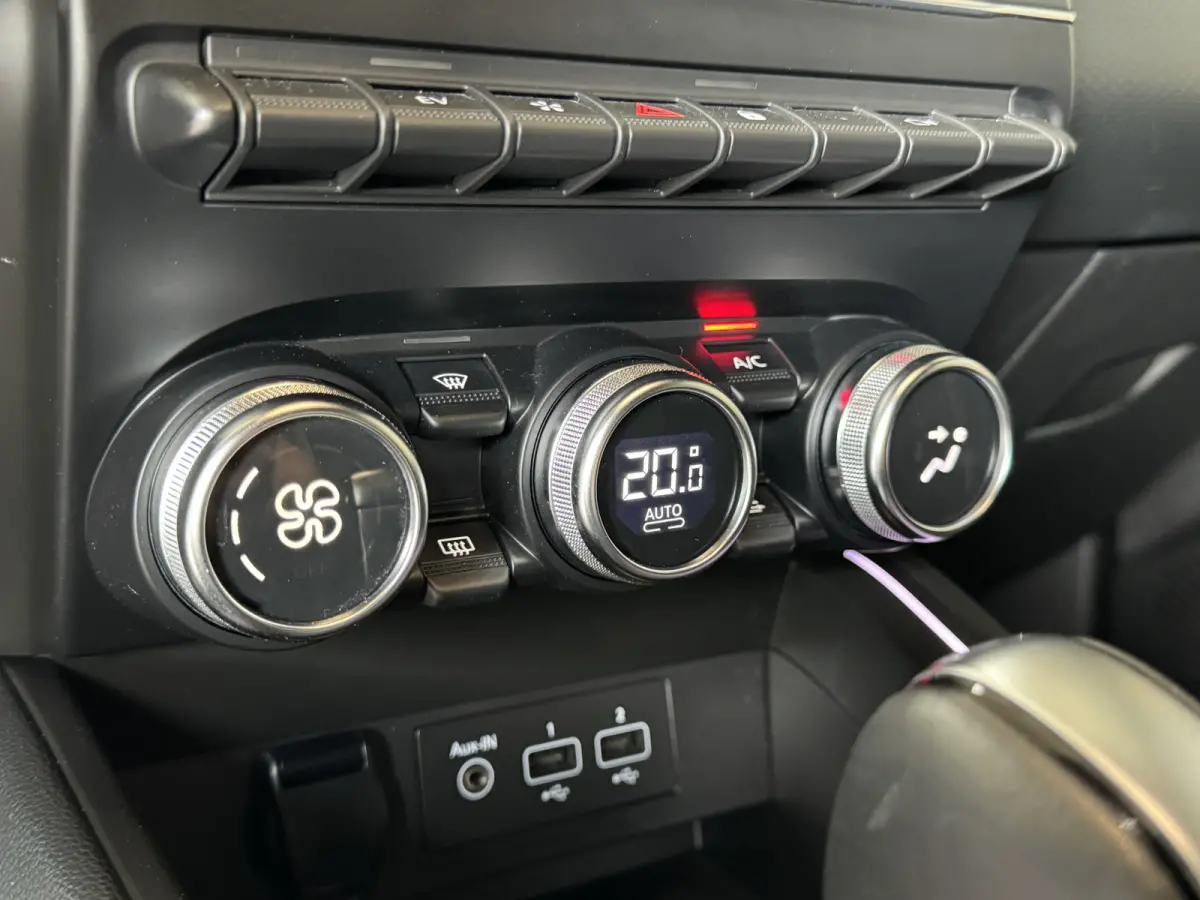 1.6 E-Tech Hybrid 140 Intens, Navi | PDC V+A | 360 camera |16 inch velgen | carplay |cruise control | Perfect onderhouden!