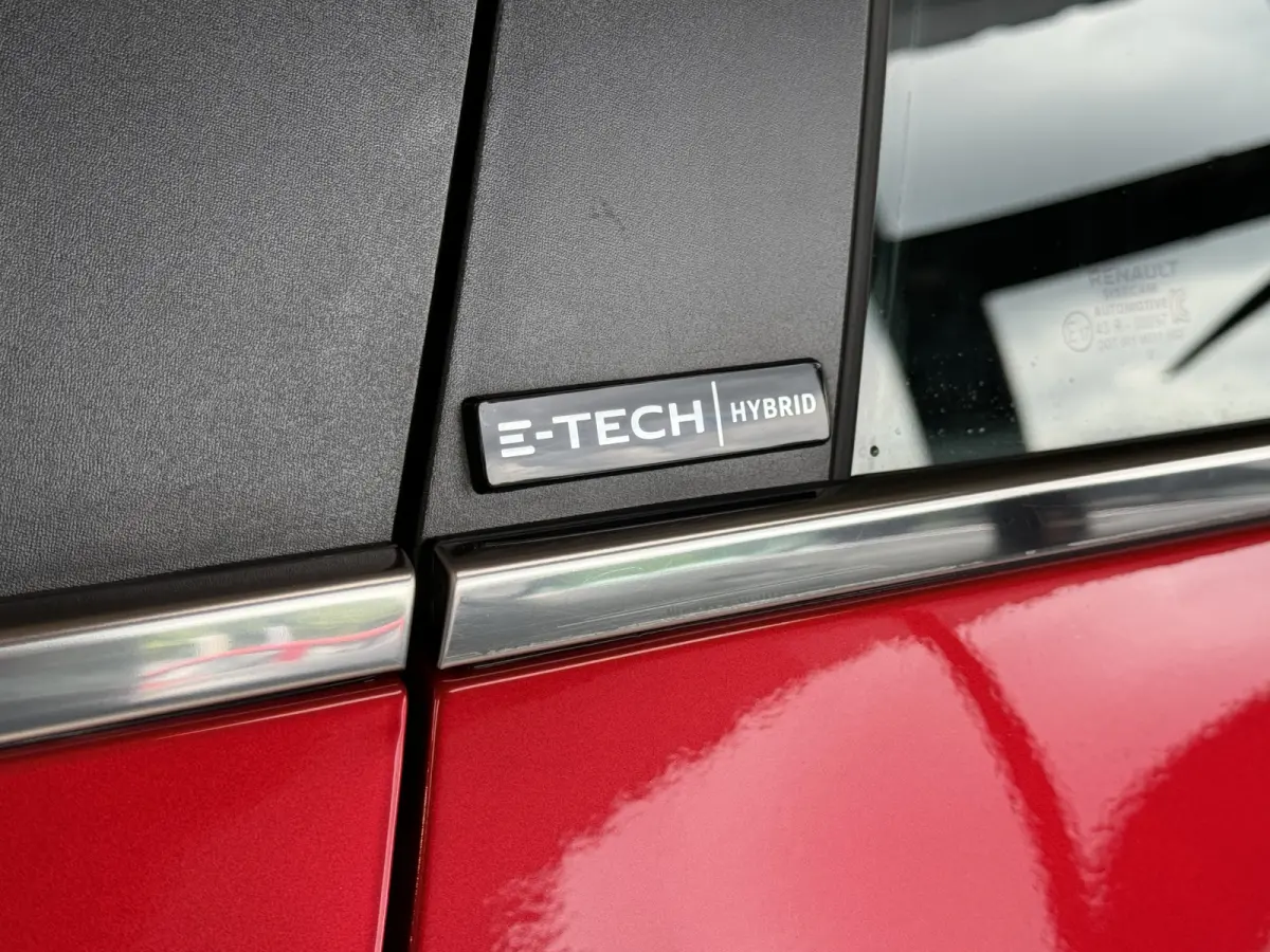 1.6 E-Tech Hybrid 140 Intens, Navi | PDC V+A | 360 camera |16 inch velgen | carplay |cruise control | Perfect onderhouden!