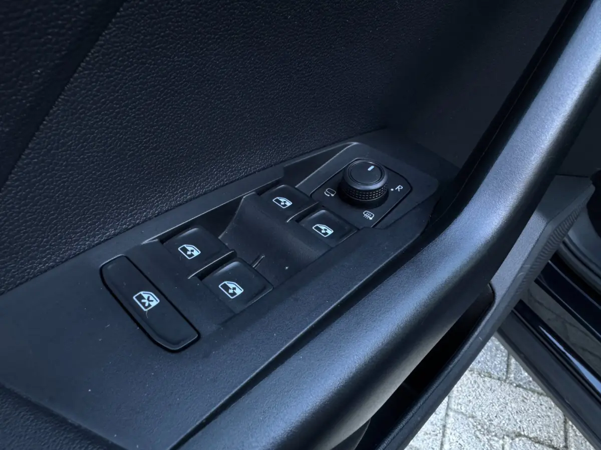 1.0 TSI Life CAMERA / PDC VOOR & ACHTER / CARPLAY / STOELVERWARMING / CLIMATE CONTROL / ELEKTR. INKLAPB SPIEGEL