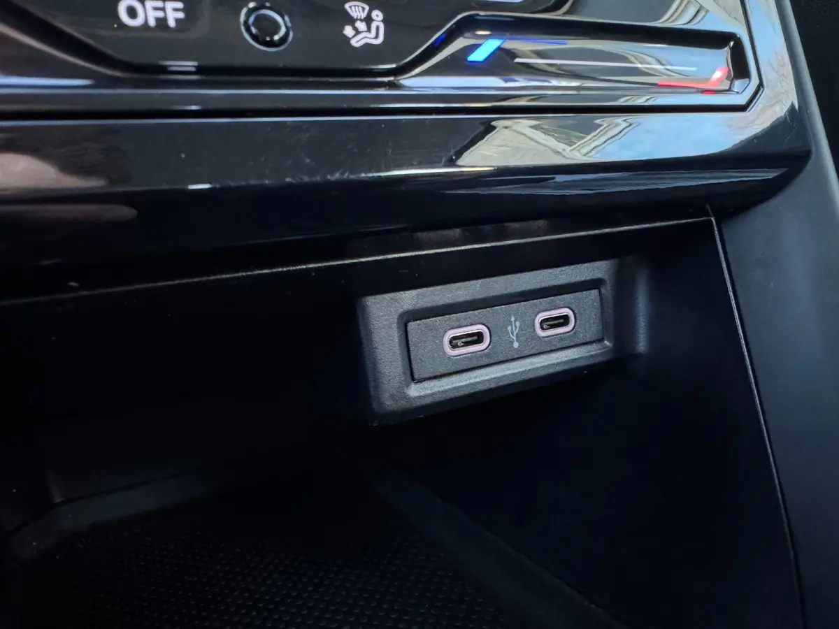 1.0 TSI Life CAMERA / PDC VOOR & ACHTER / CARPLAY / STOELVERWARMING / CLIMATE CONTROL / ELEKTR. INKLAPB SPIEGEL