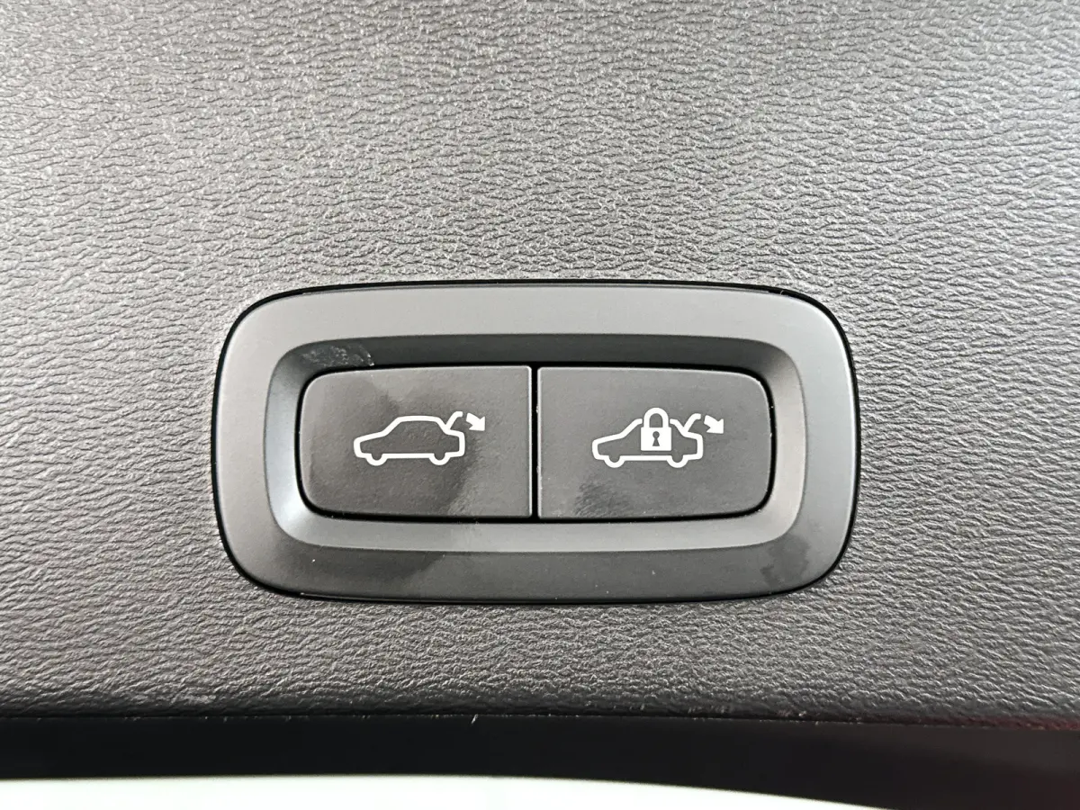 T4 Plug-in hybrid Plus Dark | Parkeercamera | Stoel- en Stuurverwarming | Trekhaak