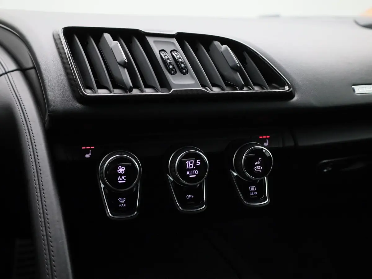 5.2 FSI quattro 540 PK l Keramische remmen l Carbon interieur/exterieur l Bang & Olufsen Sound System l Uitlaatsysteem (met sound engineering) l Elektrisch bedienbare voorstoelen l Achteruit