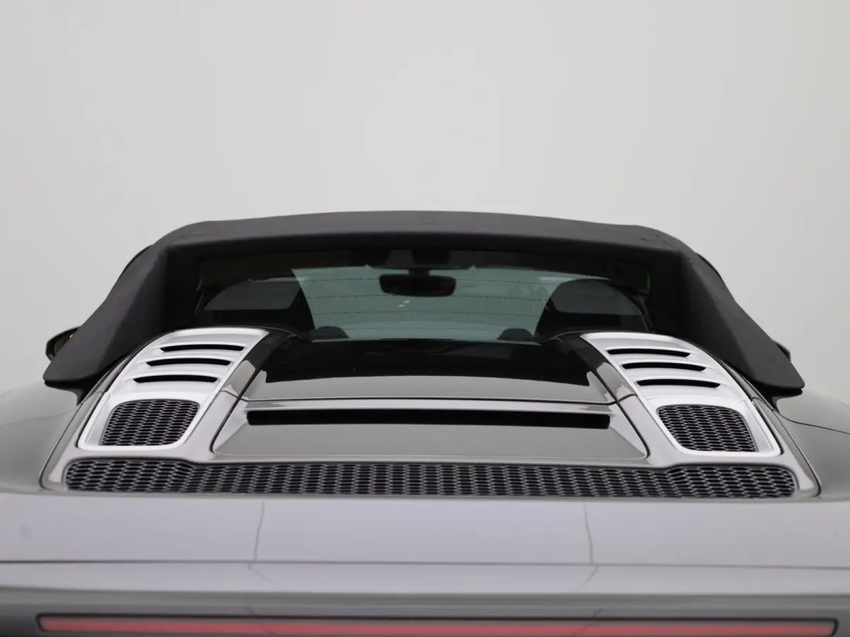 5.2 FSI quattro 540 PK l Keramische remmen l Carbon interieur/exterieur l Bang & Olufsen Sound System l Uitlaatsysteem (met sound engineering) l Elektrisch bedienbare voorstoelen l Achteruit