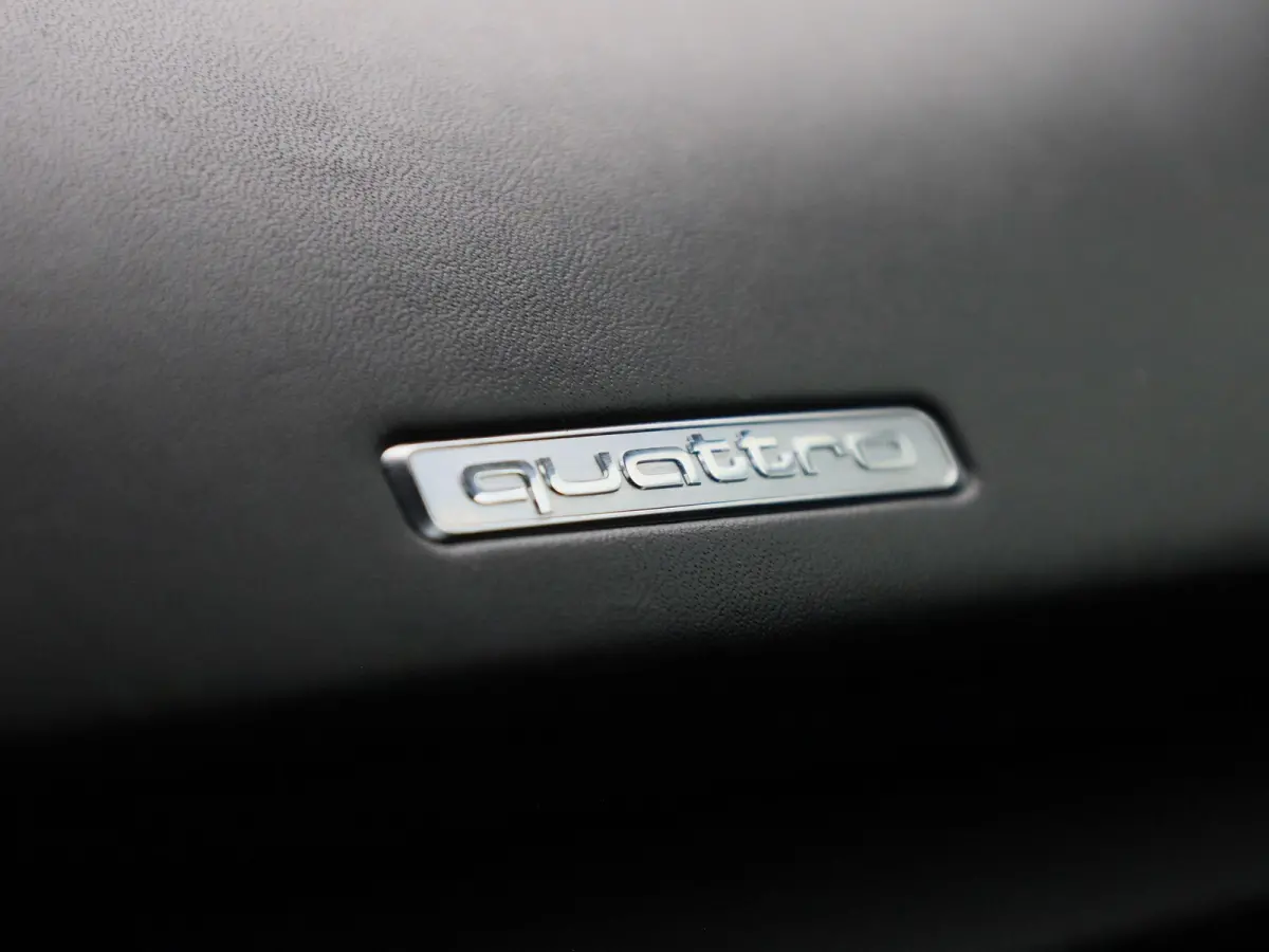 5.2 FSI quattro 540 PK l Keramische remmen l Carbon interieur/exterieur l Bang & Olufsen Sound System l Uitlaatsysteem (met sound engineering) l Elektrisch bedienbare voorstoelen l Achteruit